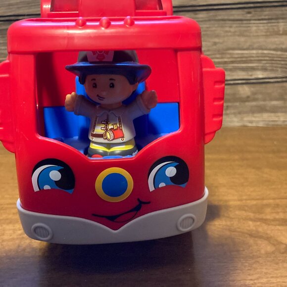 Fisher-Price Little People 3 To the Rescue Fire Trucks & 4 Firefighter Figures - Picture 3 of 6